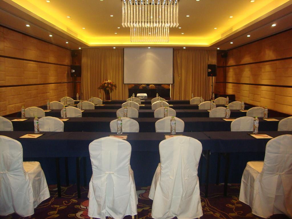 Ramada Plaza Lianyungang Hotell Exteriör bild