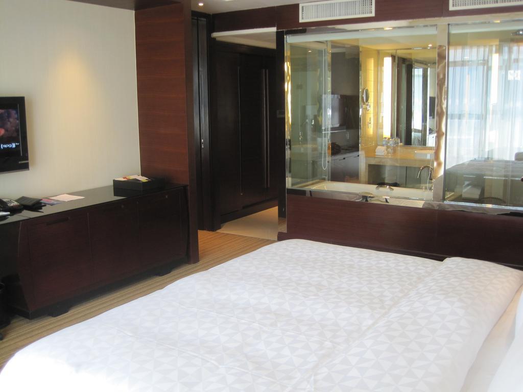 Ramada Plaza Lianyungang Hotell Exteriör bild