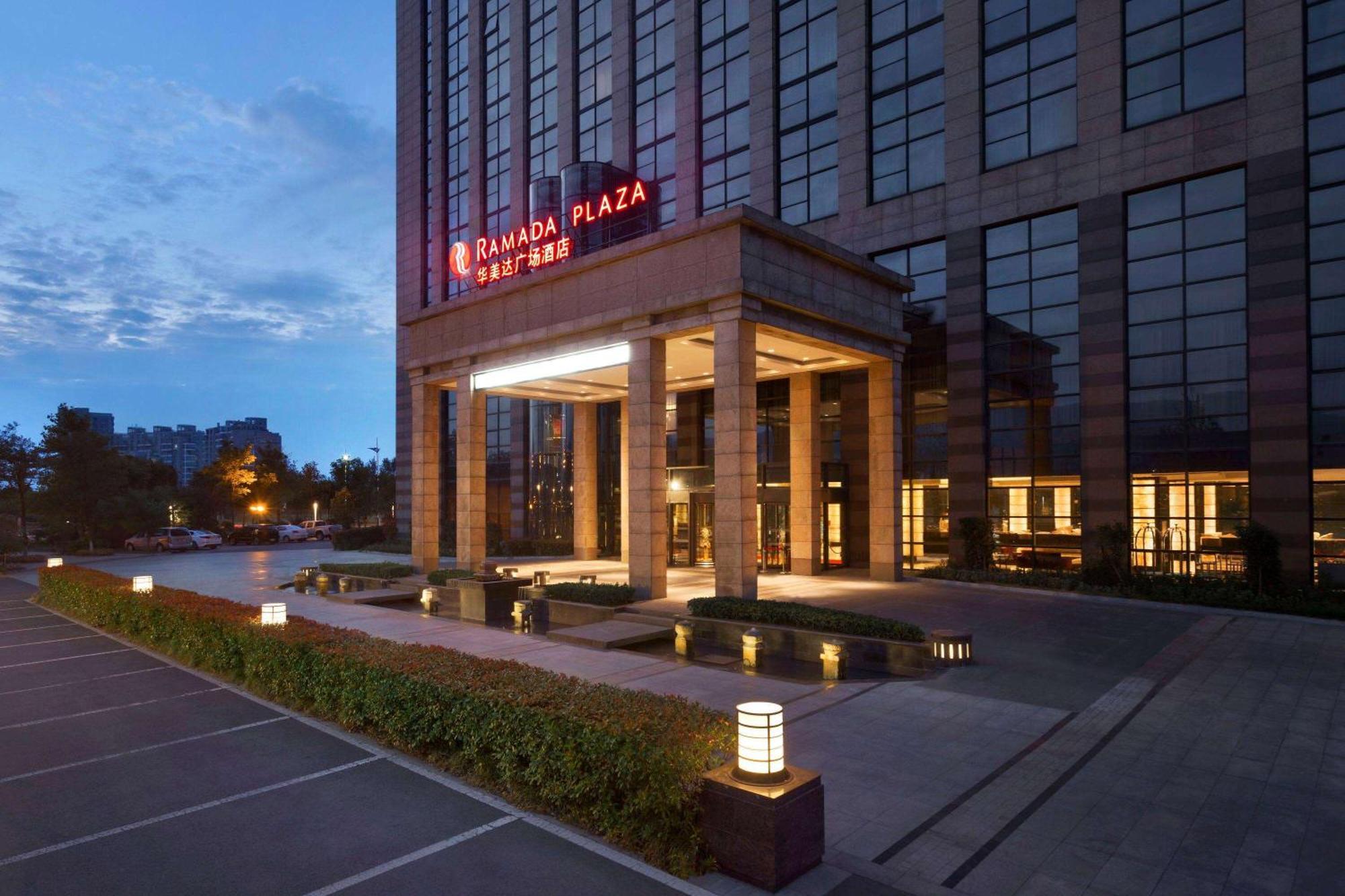 Ramada Plaza Lianyungang Hotell Exteriör bild
